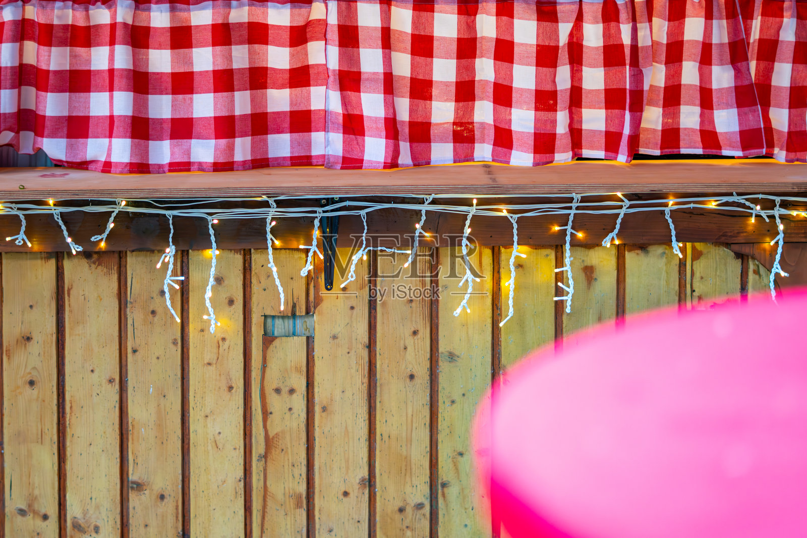 波兹南市场装饰着白色串灯和红色格子布的木制市场摊位，营造出节日气氛照片摄影图片
