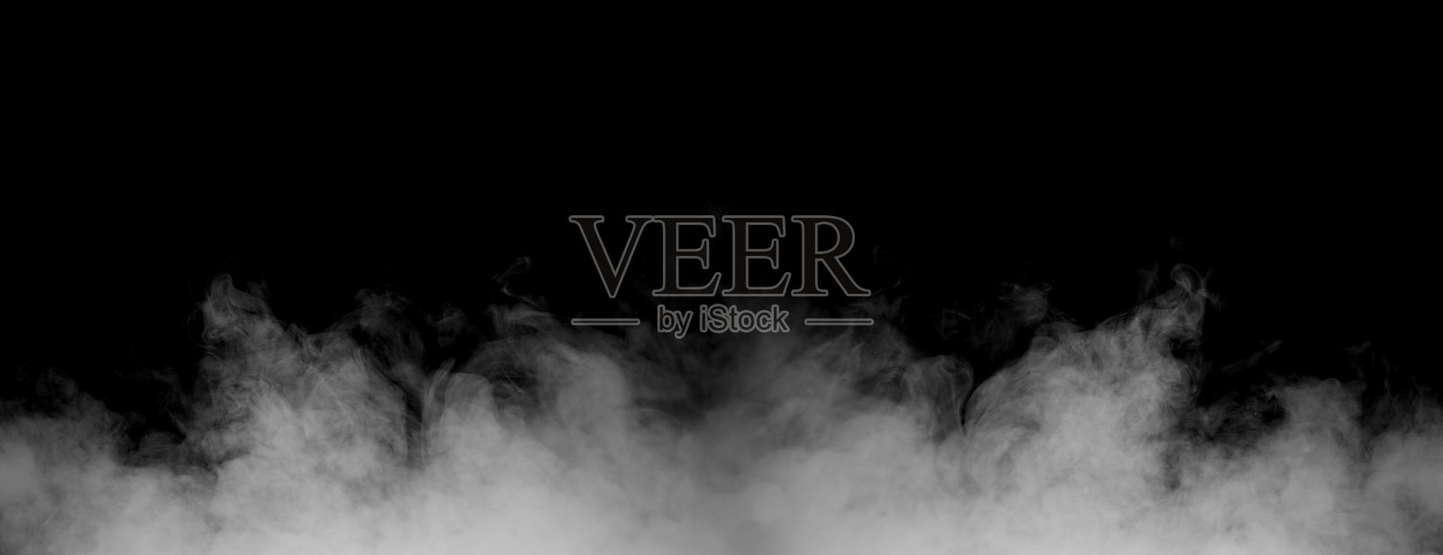 白色烟雾在深色背景上袅袅升起，形成戏剧性的雾气纹理，非常适合用于创意项目和数字视觉构图中的设计元素、叠加层和氛围效果。照片摄影图片