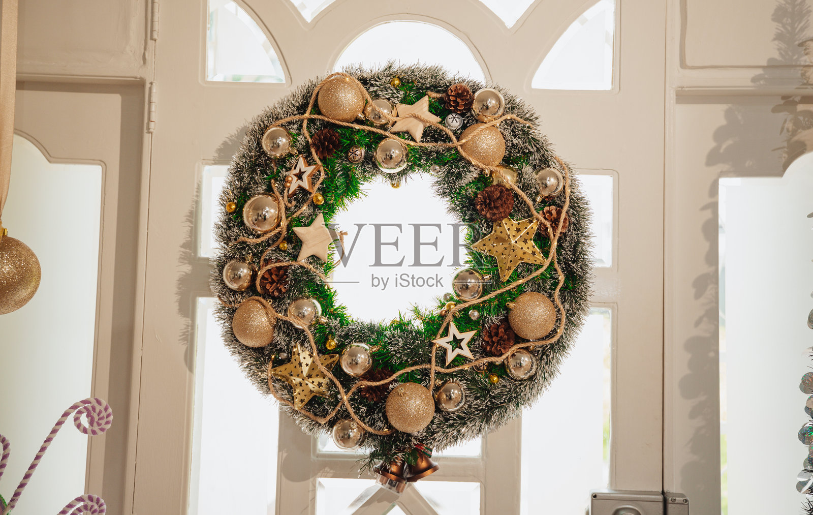 圣诞花环挂在门上照片摄影图片