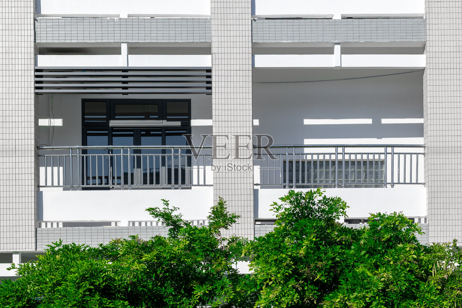 带阳台和绿植的现代公寓外墙照片摄影图片