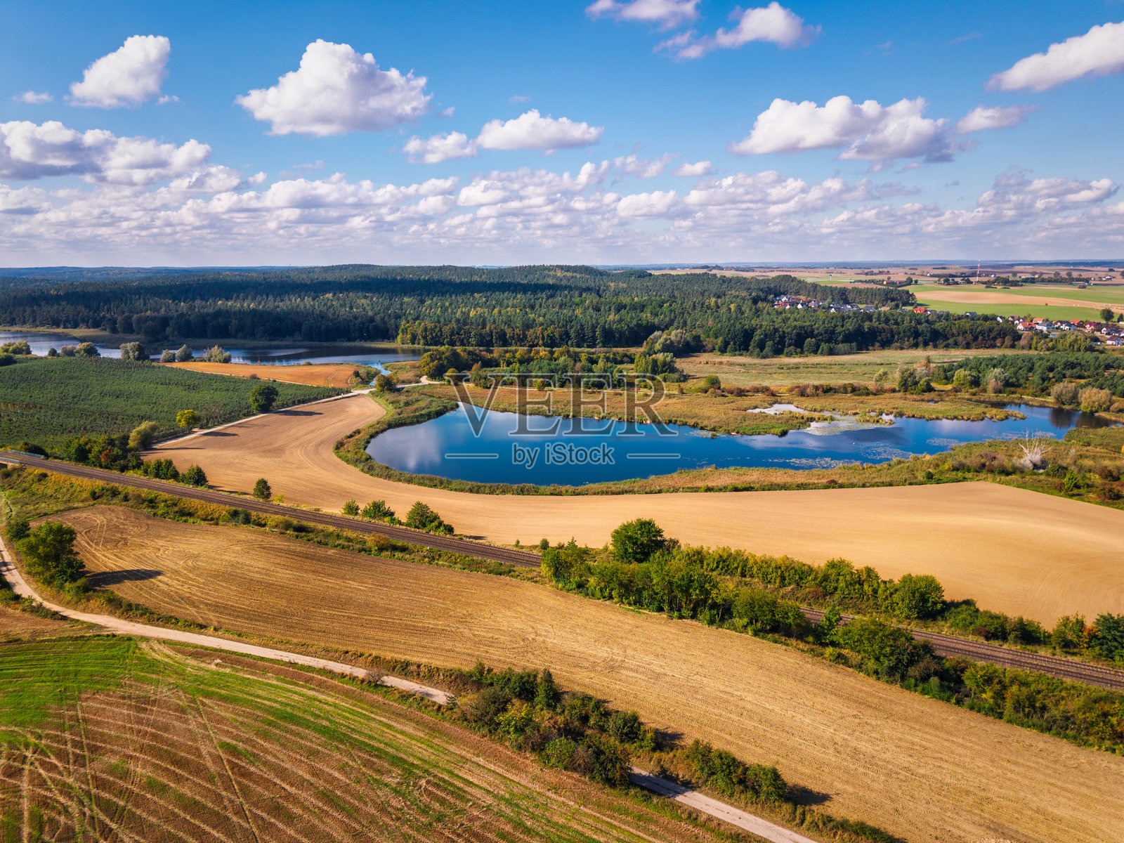 波兰科切维地区秋季湖泊和森林的航拍景观。照片摄影图片