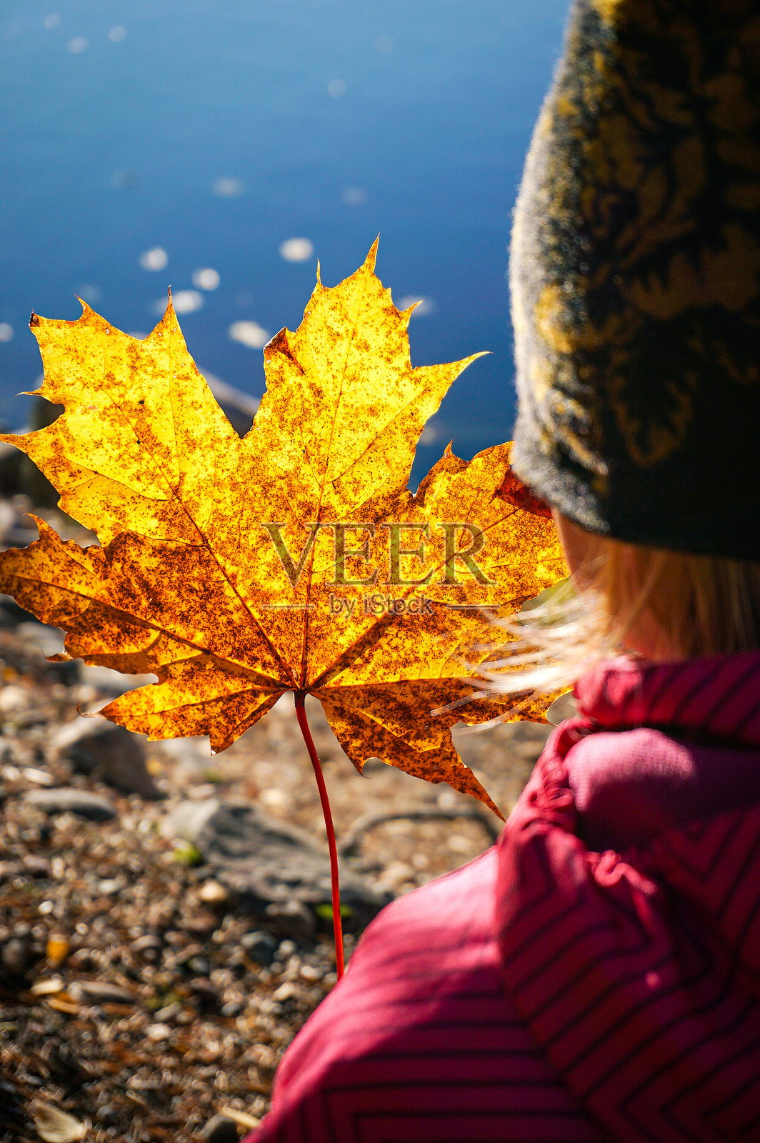 孩子玩着秋天的落叶照片摄影图片