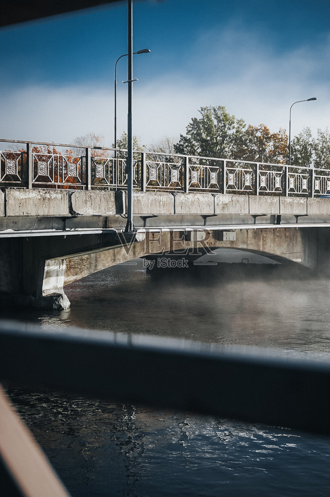 雾气弥漫的早晨，一座桥梁照片摄影图片