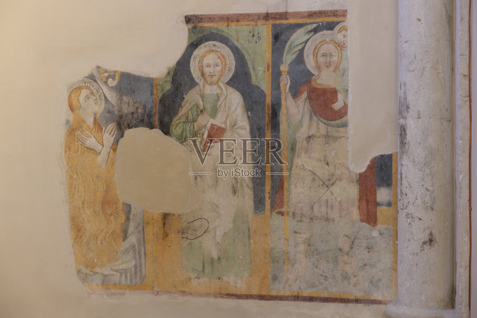 描绘宗教人物的湿壁画碎片，中央人物手持书籍和权杖。位于意大利佩鲁贾的圣多美尼科大教堂。照片摄影图片