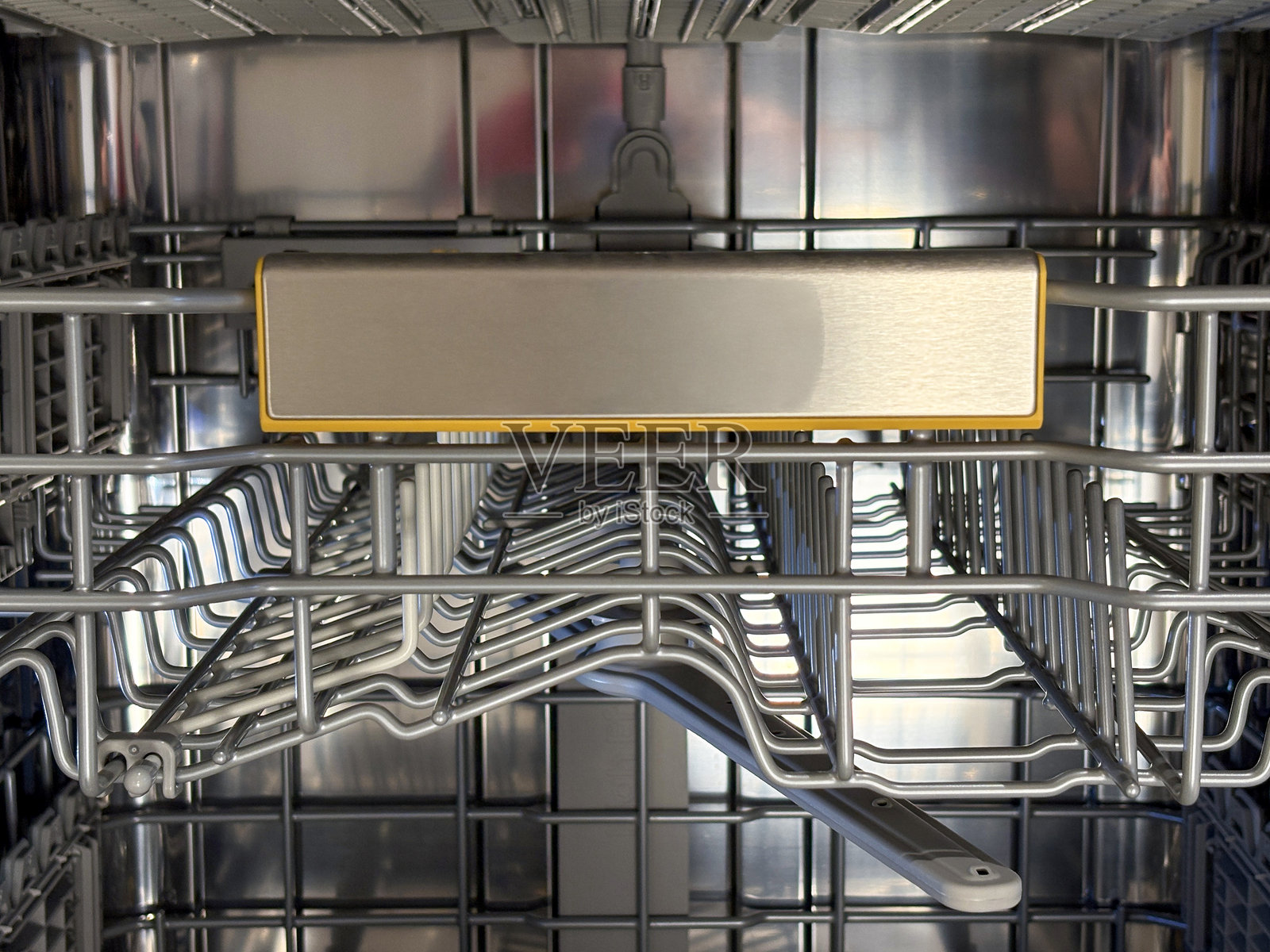 洗碗机内部，空的洗碗机照片摄影图片