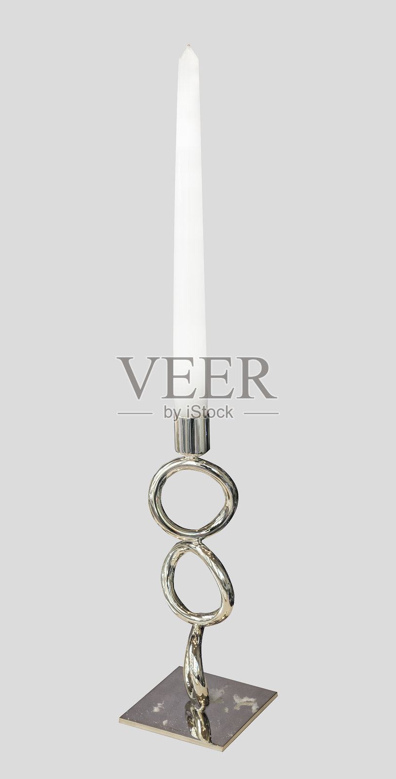 白色的蜡烛配银色的烛台，呈圆形，孤立存在照片摄影图片