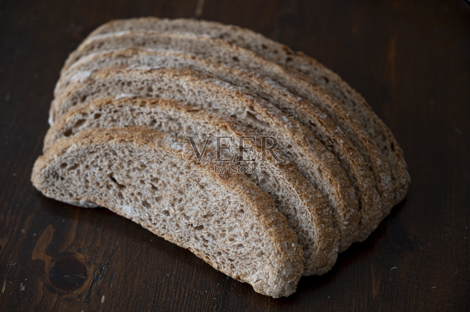 木板上的新鲜全麦吐司切片照片摄影图片