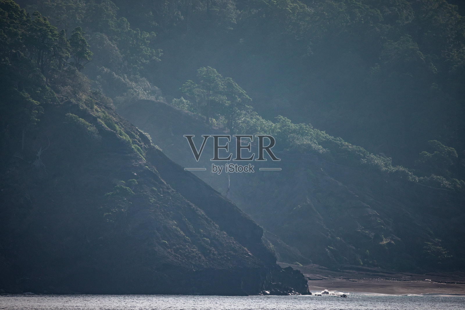 雾气弥漫的巴伦岛荒凉山坡与大海相遇照片摄影图片