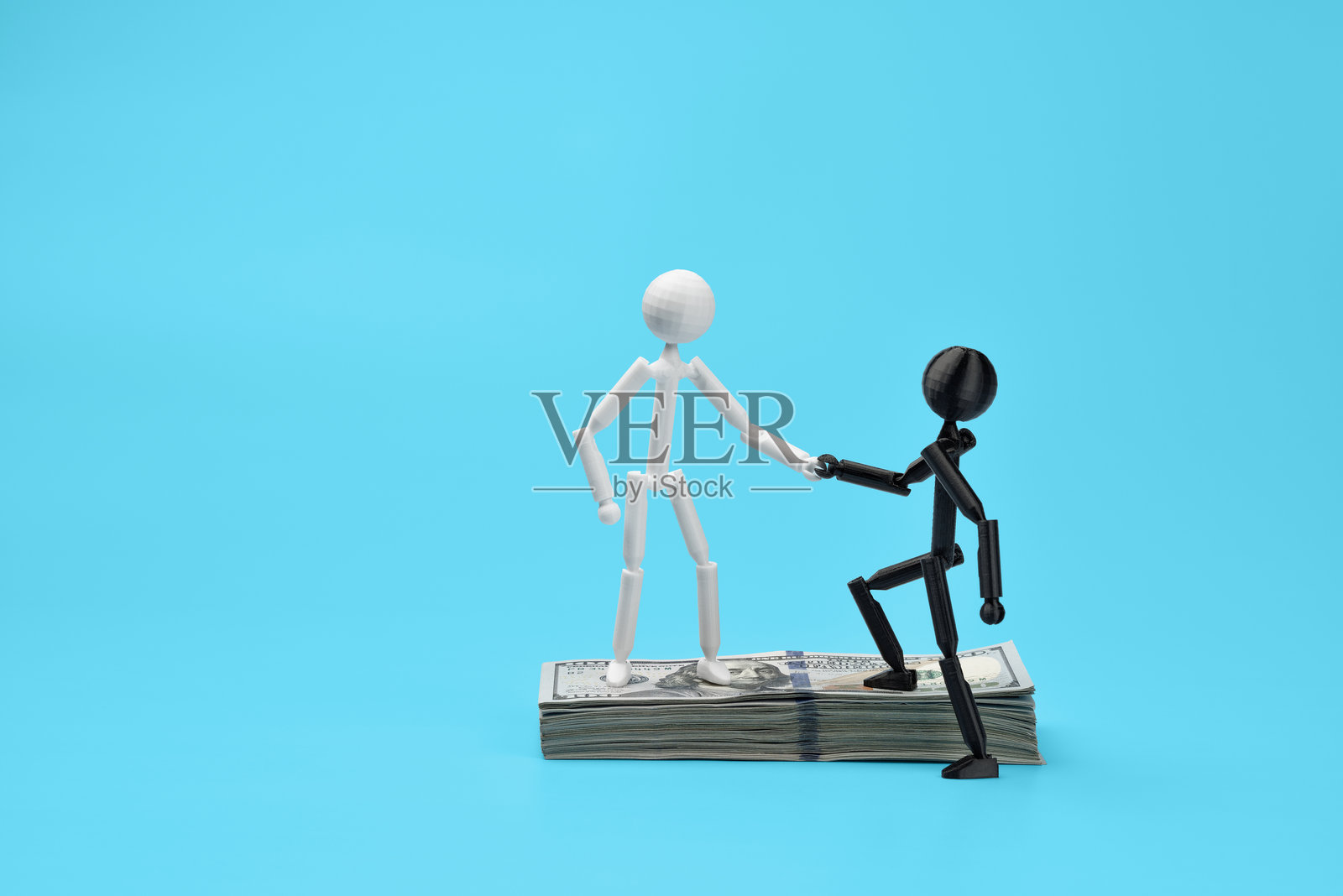 一个人在钱堆上攀爬，象征着社会流动和支持。照片摄影图片