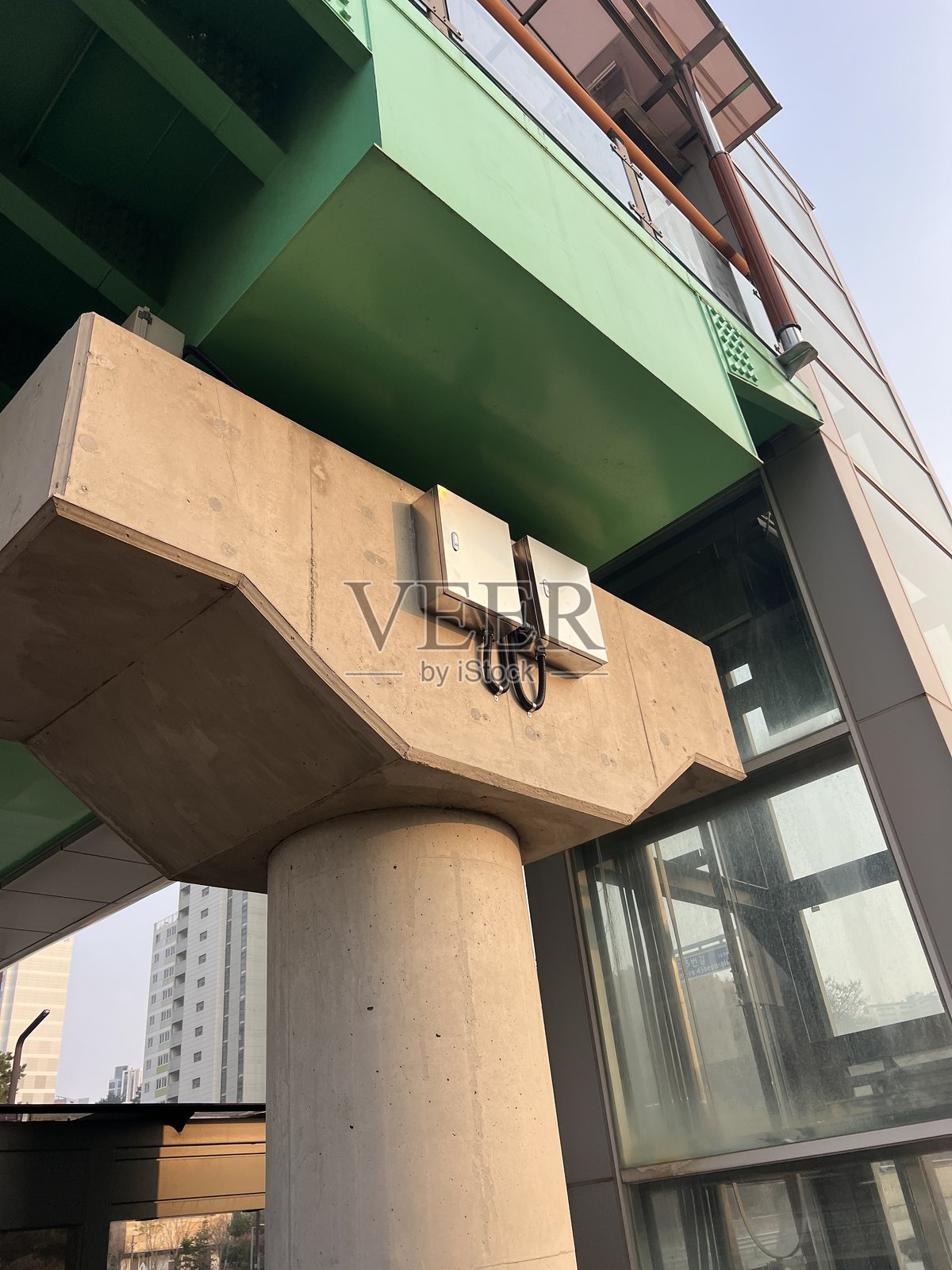 现代城市基础设施的水泥柱上的电气接线盒照片摄影图片