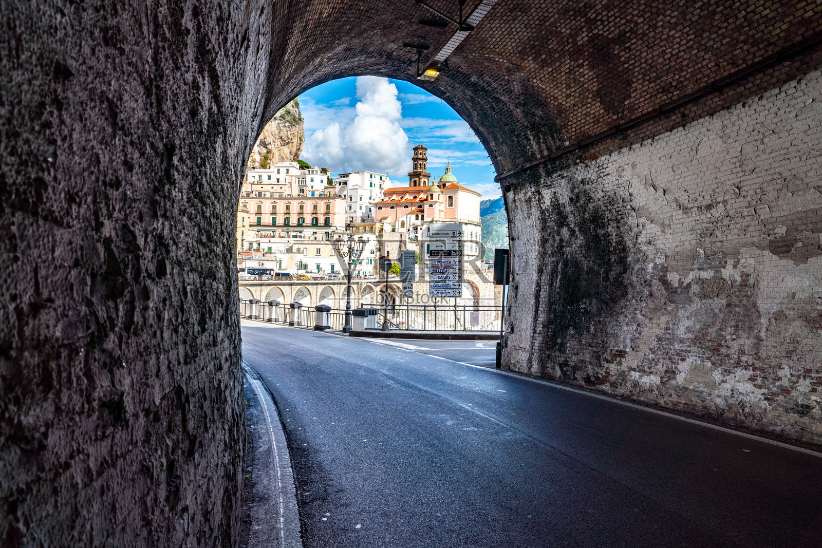 意大利阿马尔菲海岸拉韦洛阿特拉尼的SS163阿马尔菲滨海公路景观照片摄影图片