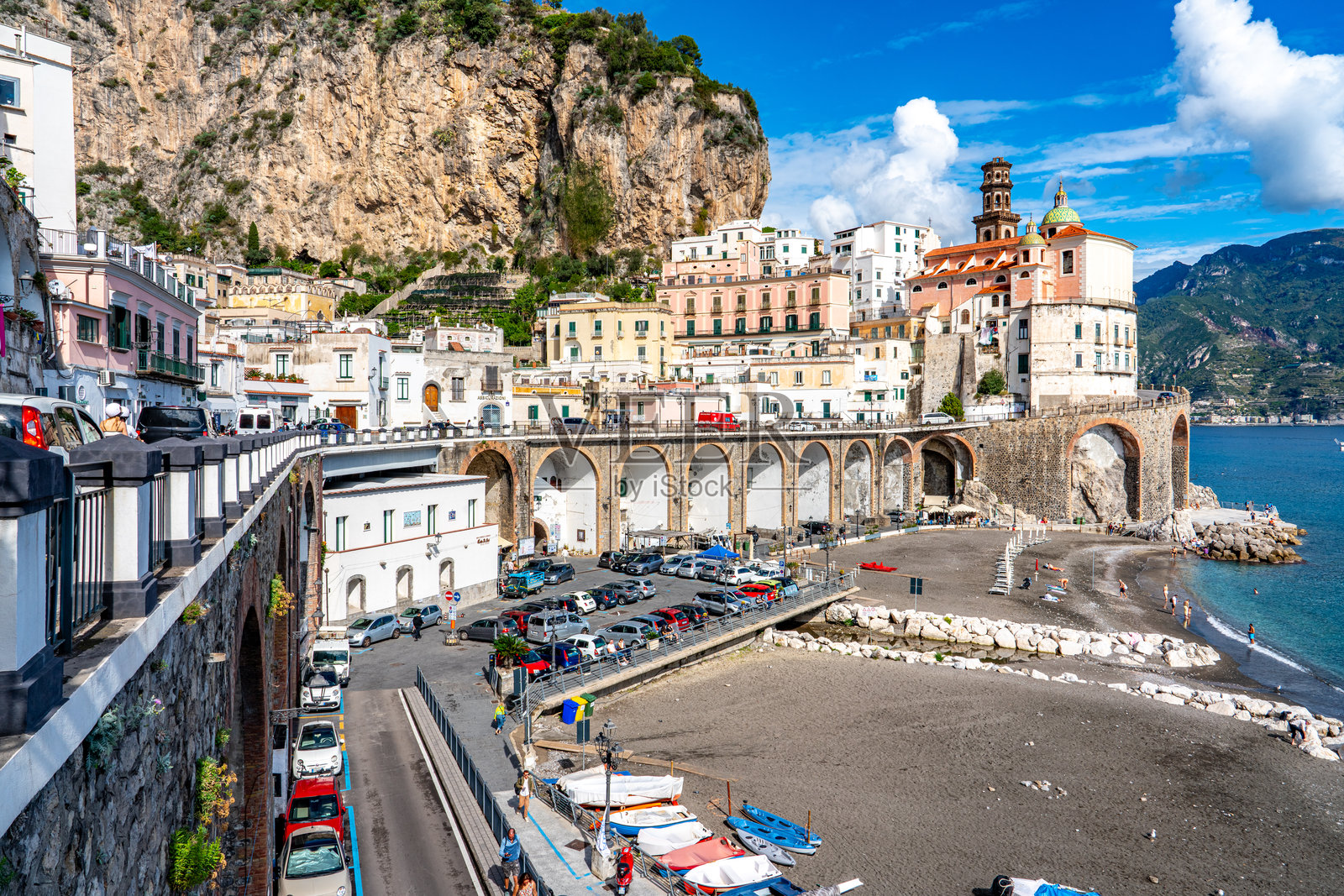 意大利拉韦洛圣玛丽抹大拉堂（'Penitente'）和海岸线景观照片摄影图片