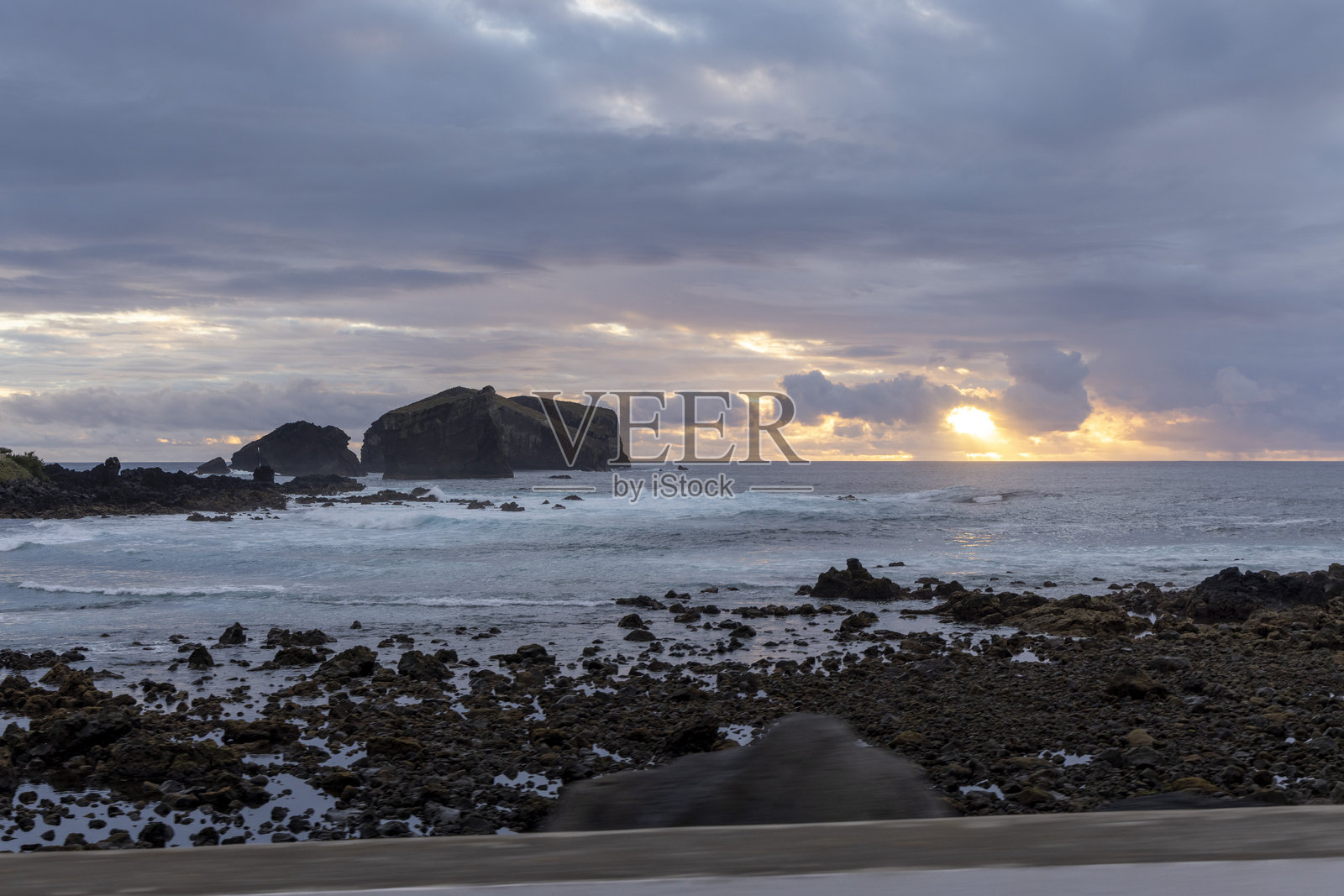 大海平静，天空多云照片摄影图片