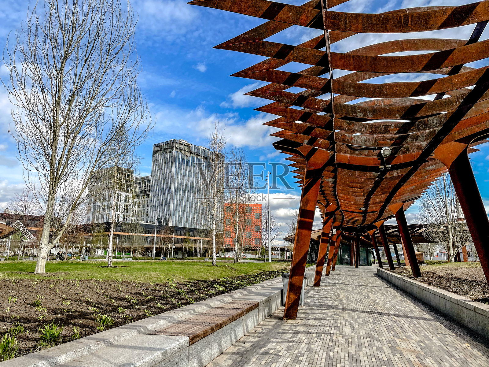 金属与木材结合的现代公园顶棚设计，展现出纹理材质与大胆的风格照片摄影图片