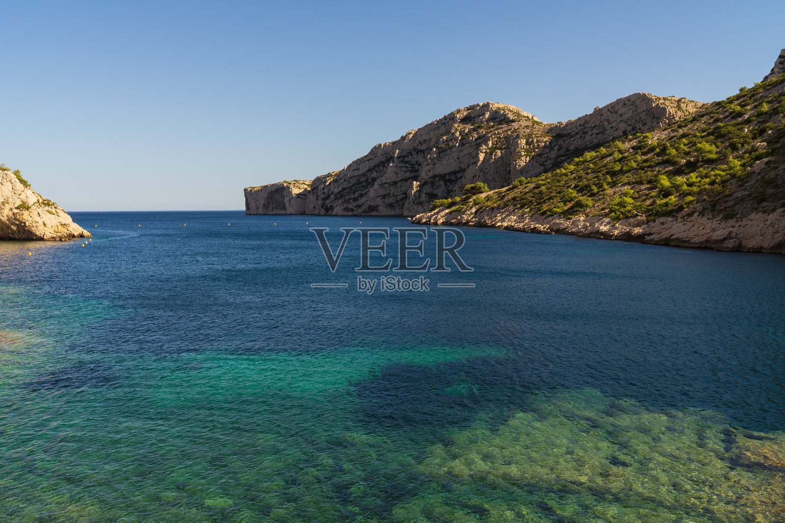 夏季法国马赛附近卡兰奎斯国家公园岩石峭壁与清澈碧绿海水的风景照片摄影图片