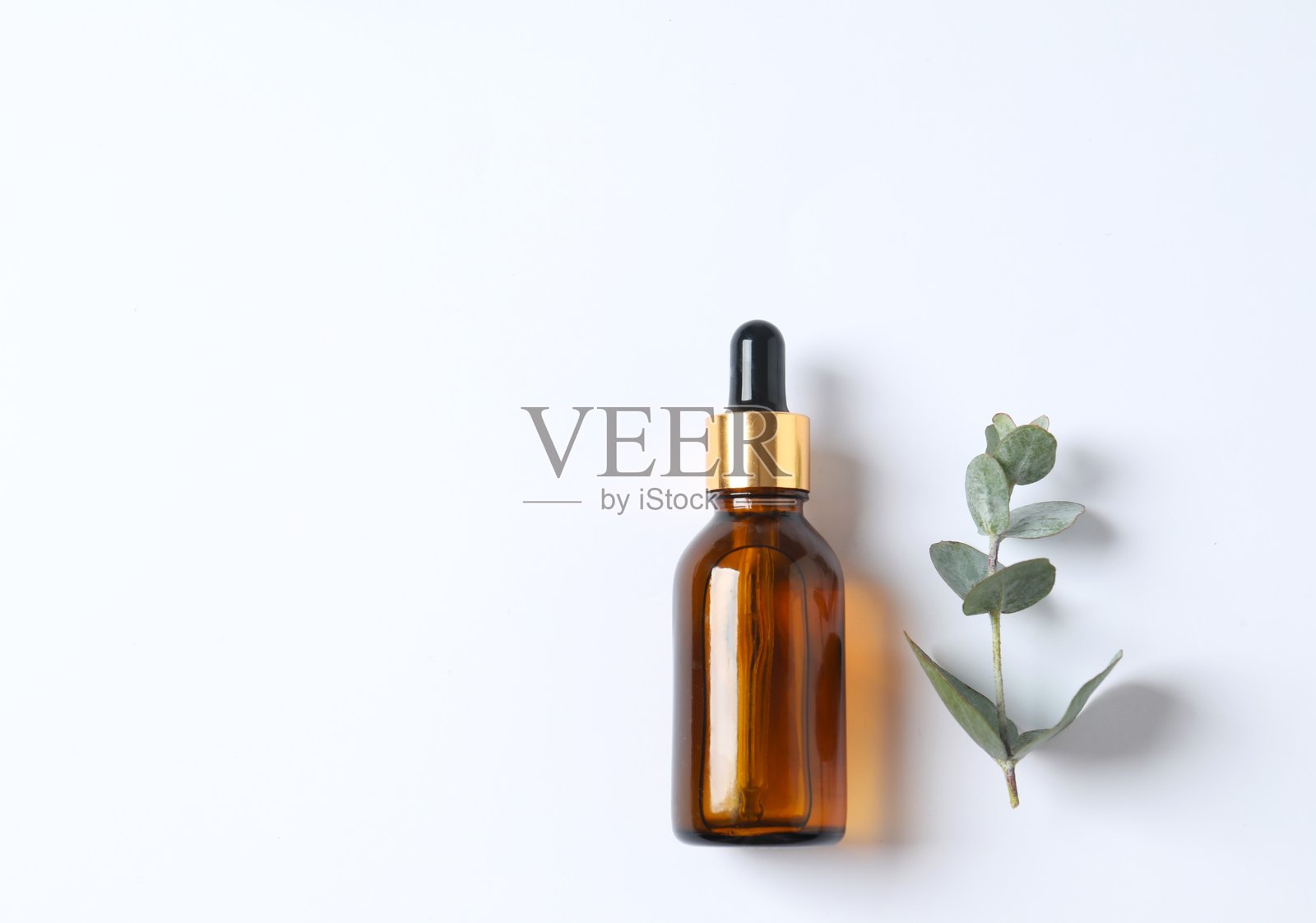 天然护肤品瓶子和有机绿叶、花朵成分，配以白色背景上的实验室玻璃器皿。自制疗法和美容产品概念。照片摄影图片