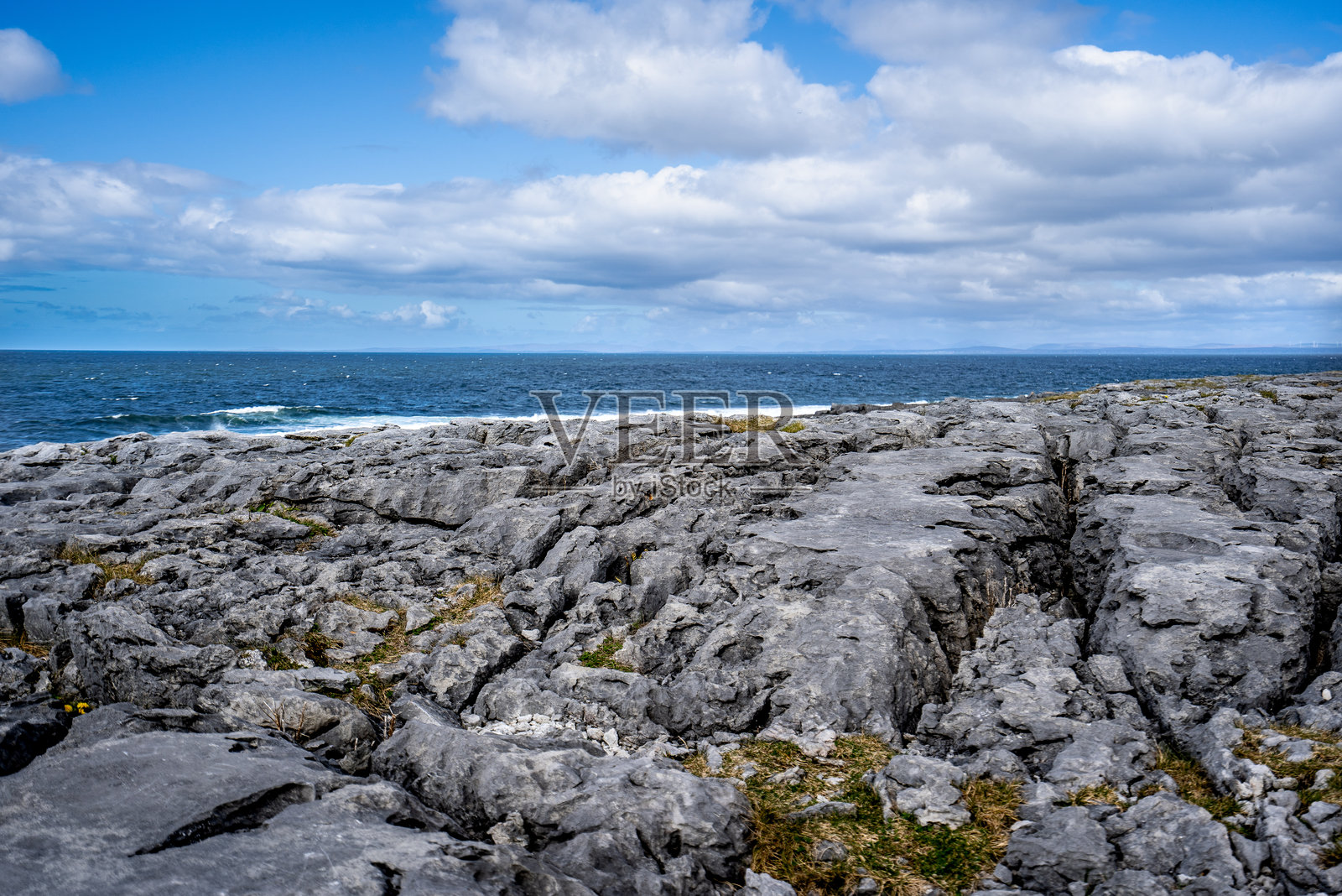 爱尔兰，又称“翡翠岛”，以其郁郁葱葱的绿色景观而闻名。照片摄影图片