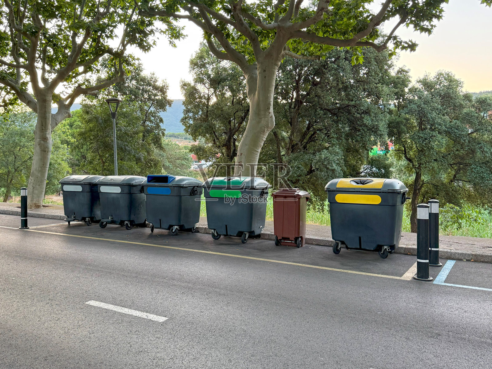 一排塑料回收箱照片摄影图片