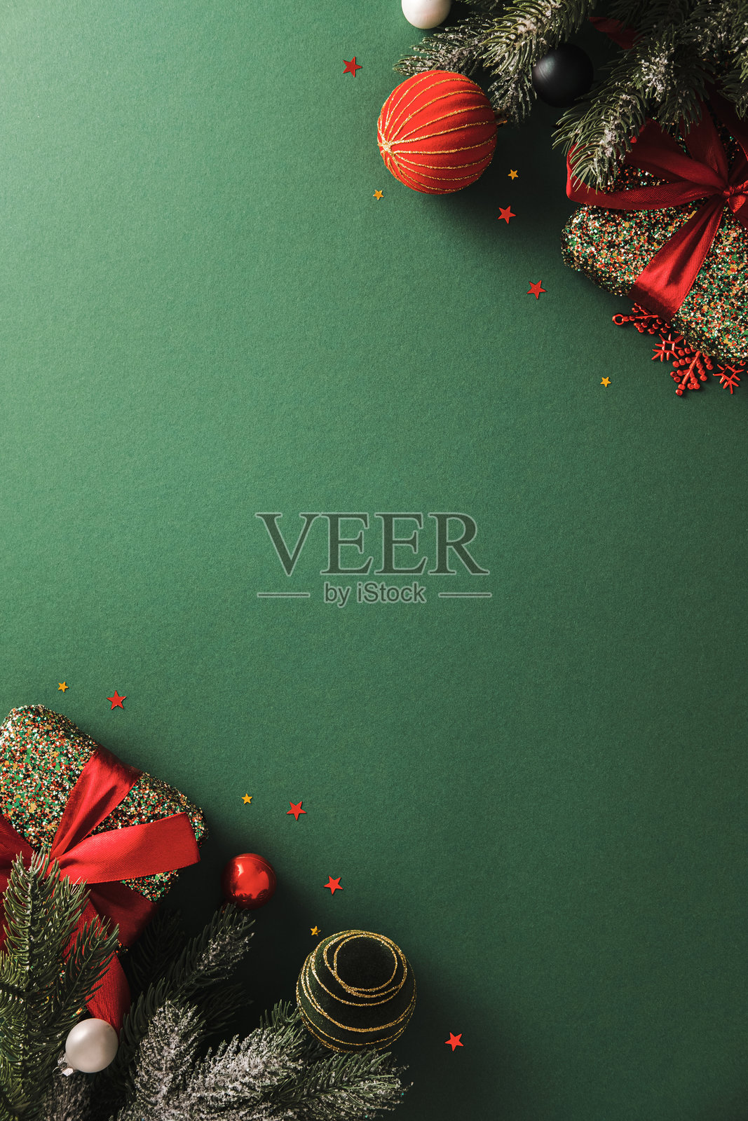 从角落到角落的垂直圣诞边框，装饰有礼物和红绿色装饰品，并留有复制空间照片摄影图片