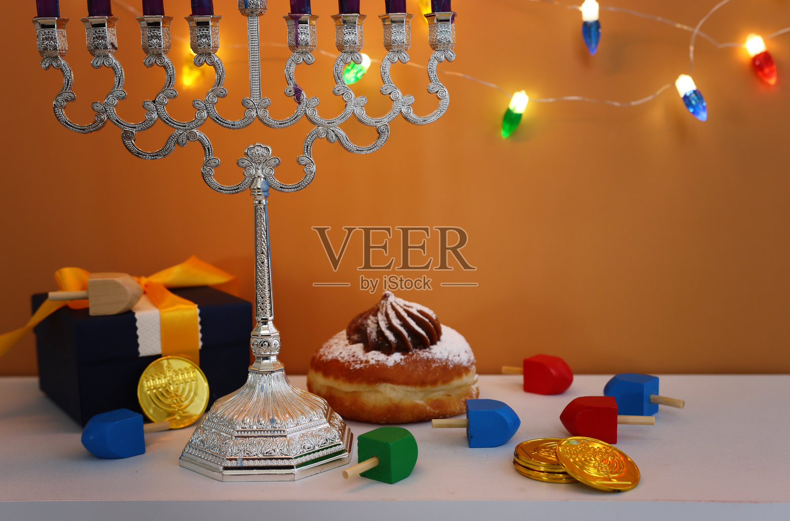 犹太教节日光明节背景，带有九枝烛台（传统烛台）和蜡烛的宗教图像照片摄影图片