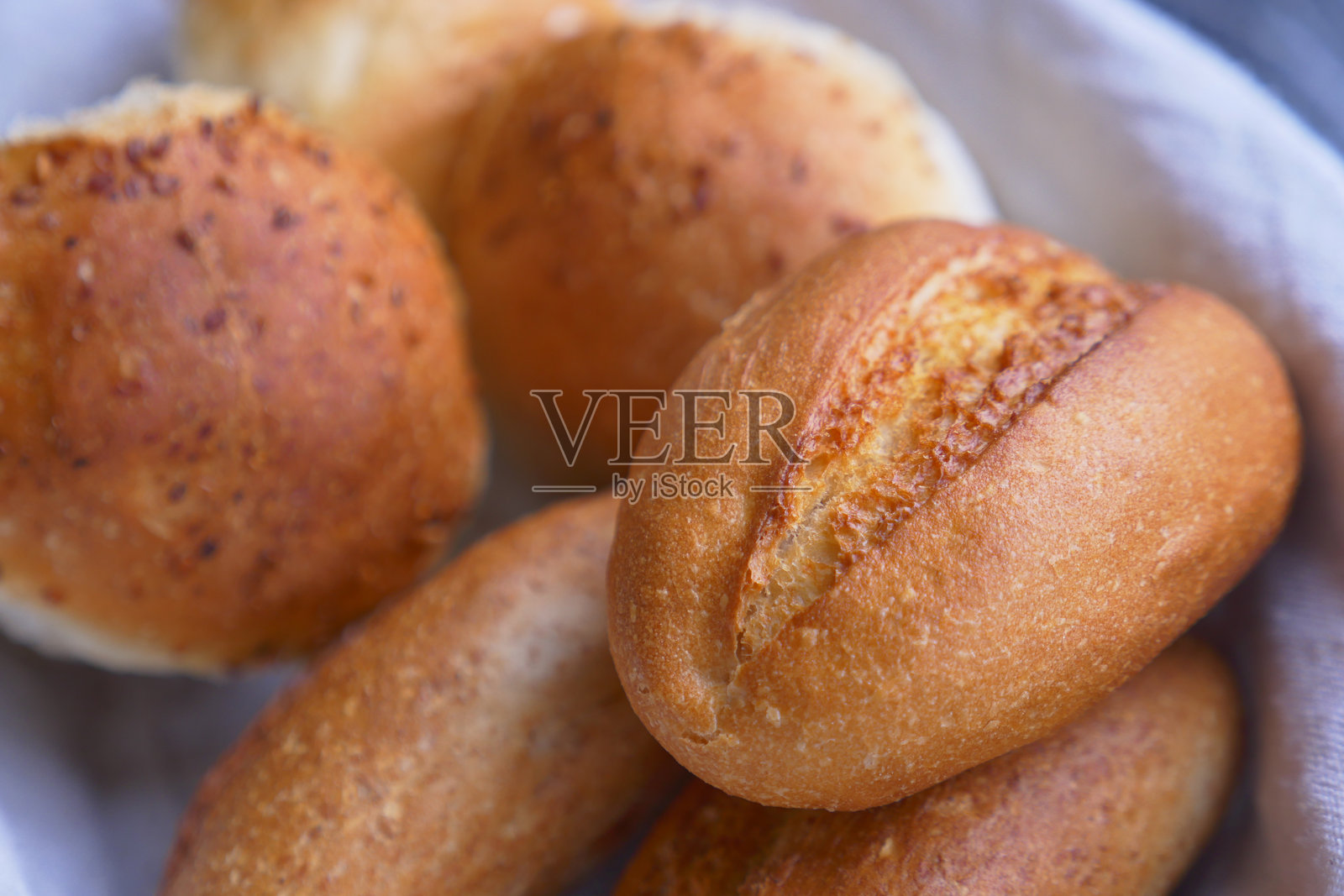 面包店篮子里的新鲜出炉的面包卷照片摄影图片