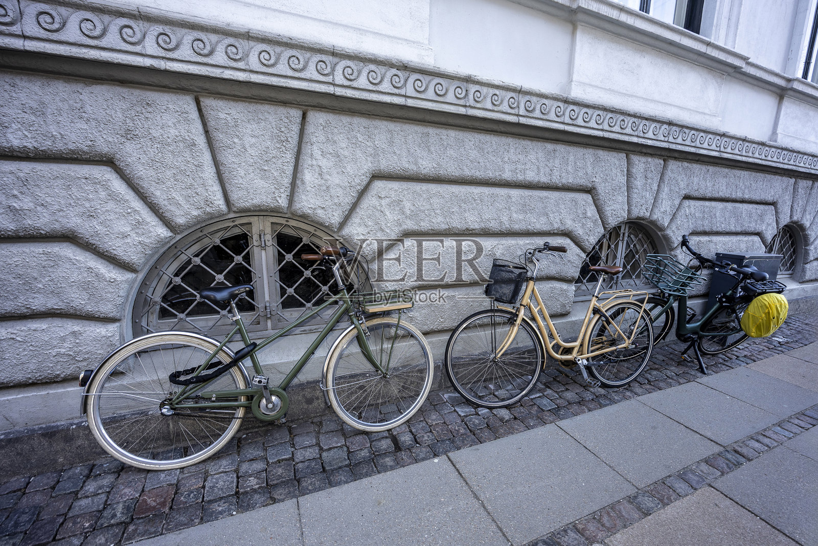 停在哥本哈根街头的自行车。丹麦哥本哈根一种流行的环保出行方式。照片摄影图片