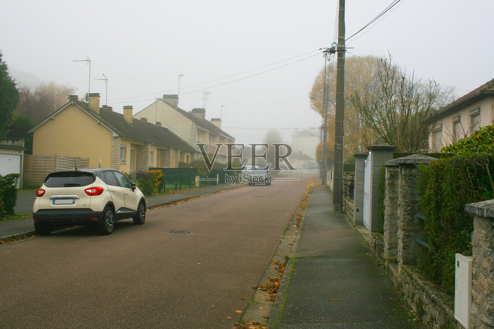 浓雾笼罩下的房屋与停放的汽车照片摄影图片
