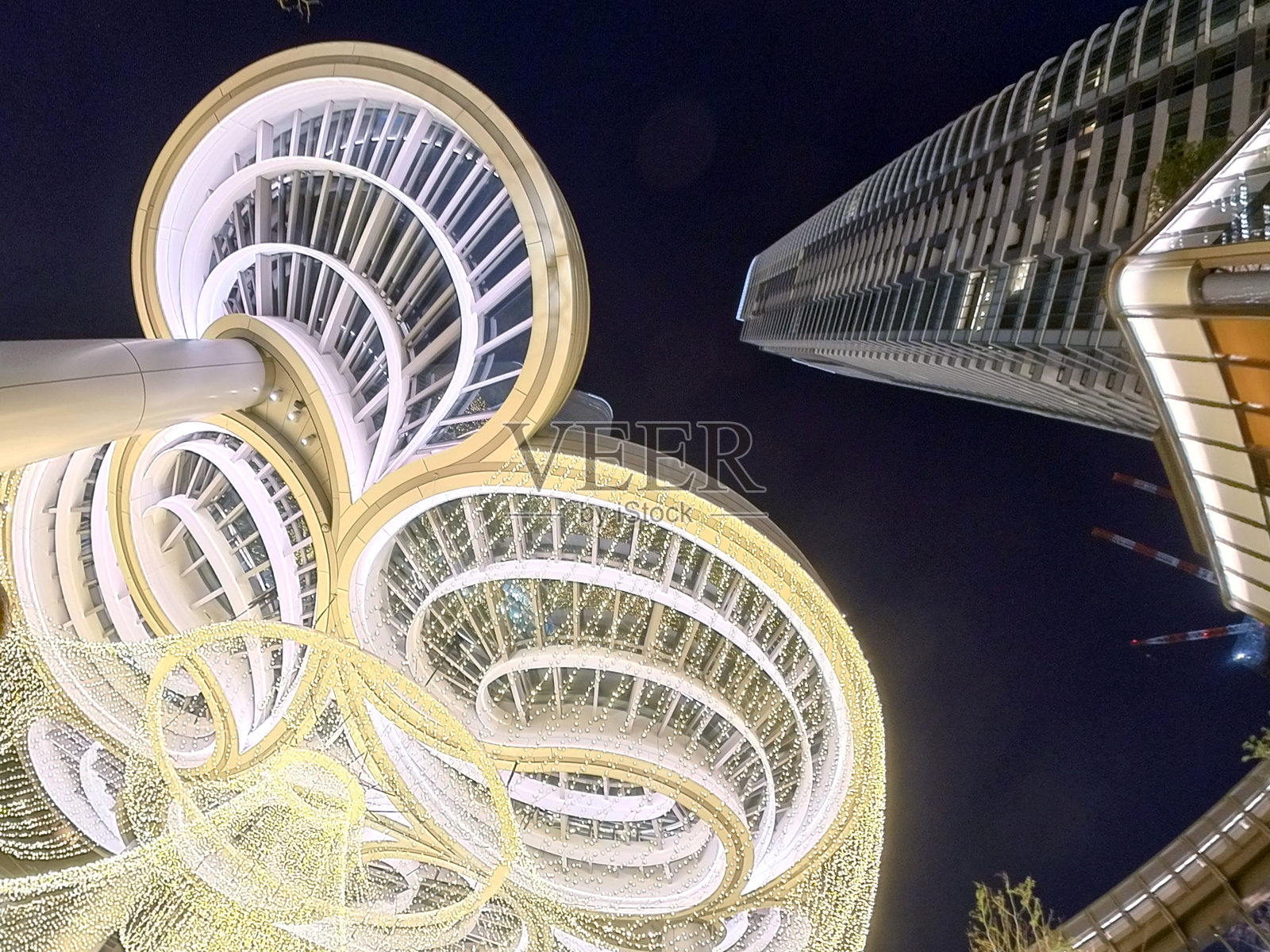 东京阿扎布台之丘塔广场圣诞集市灯火辉煌，圆形元素装饰着圣诞彩灯照片摄影图片