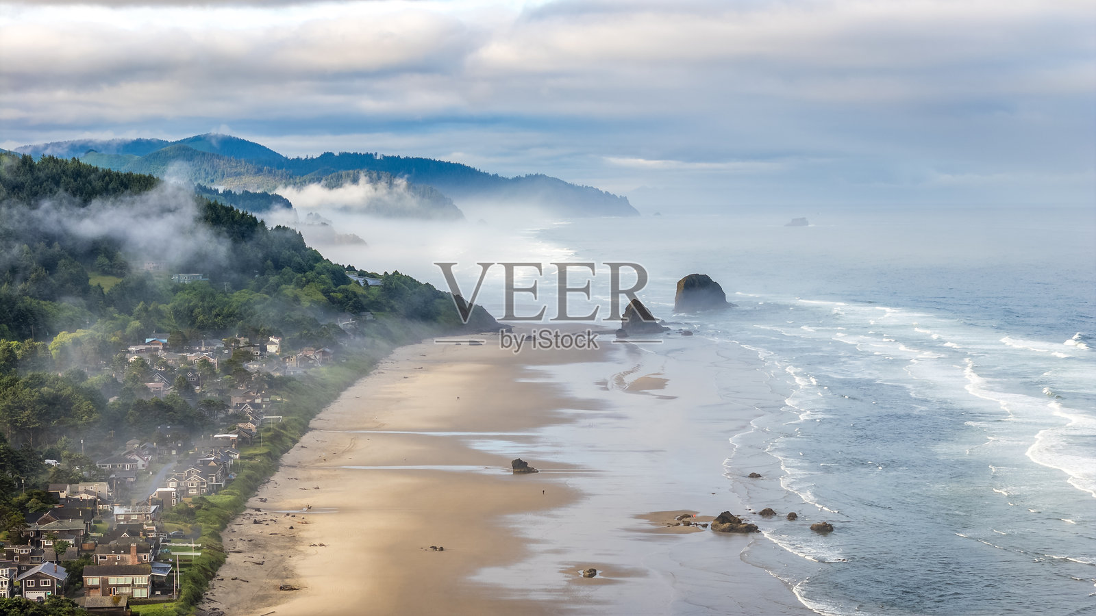 日出时分，雾气笼罩的坎农海滩的航拍镜头照片摄影图片