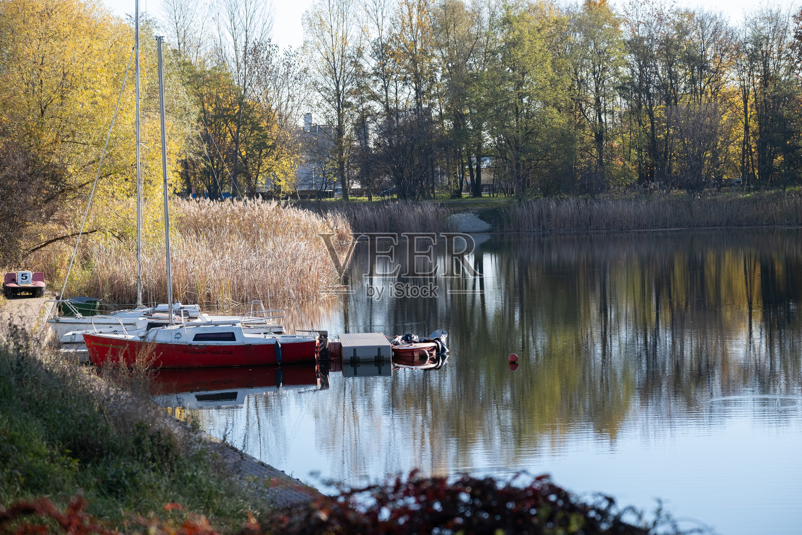 2025年10月，波兰克拉科夫的巴格里湖上的船只照片摄影图片