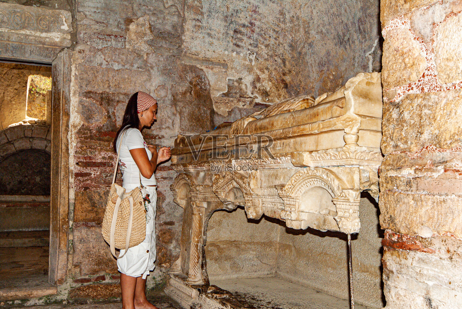 游客妇女在圣诞老人教堂祈祷照片摄影图片