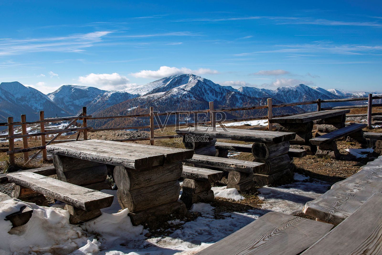奥地利卡林西亚山脉观景点上的木制长椅照片摄影图片