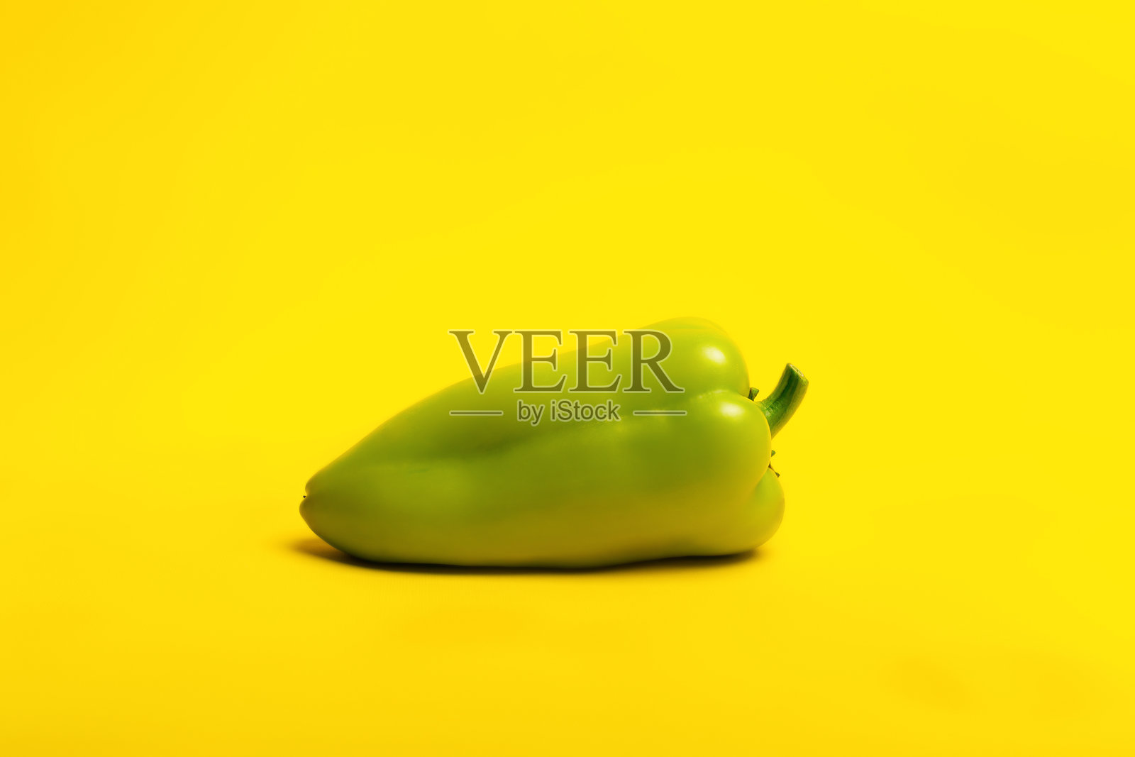 黄底上的青椒照片摄影图片