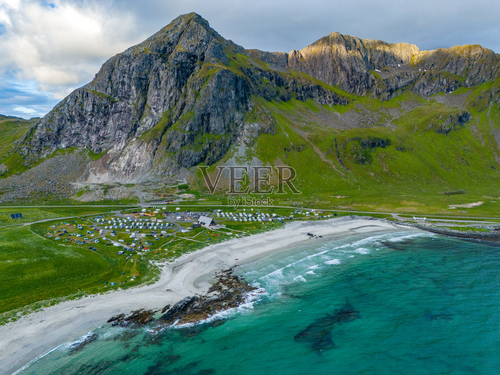 挪威罗弗敦海滩营地和弗拉克施塔廷的鸟瞰图照片摄影图片