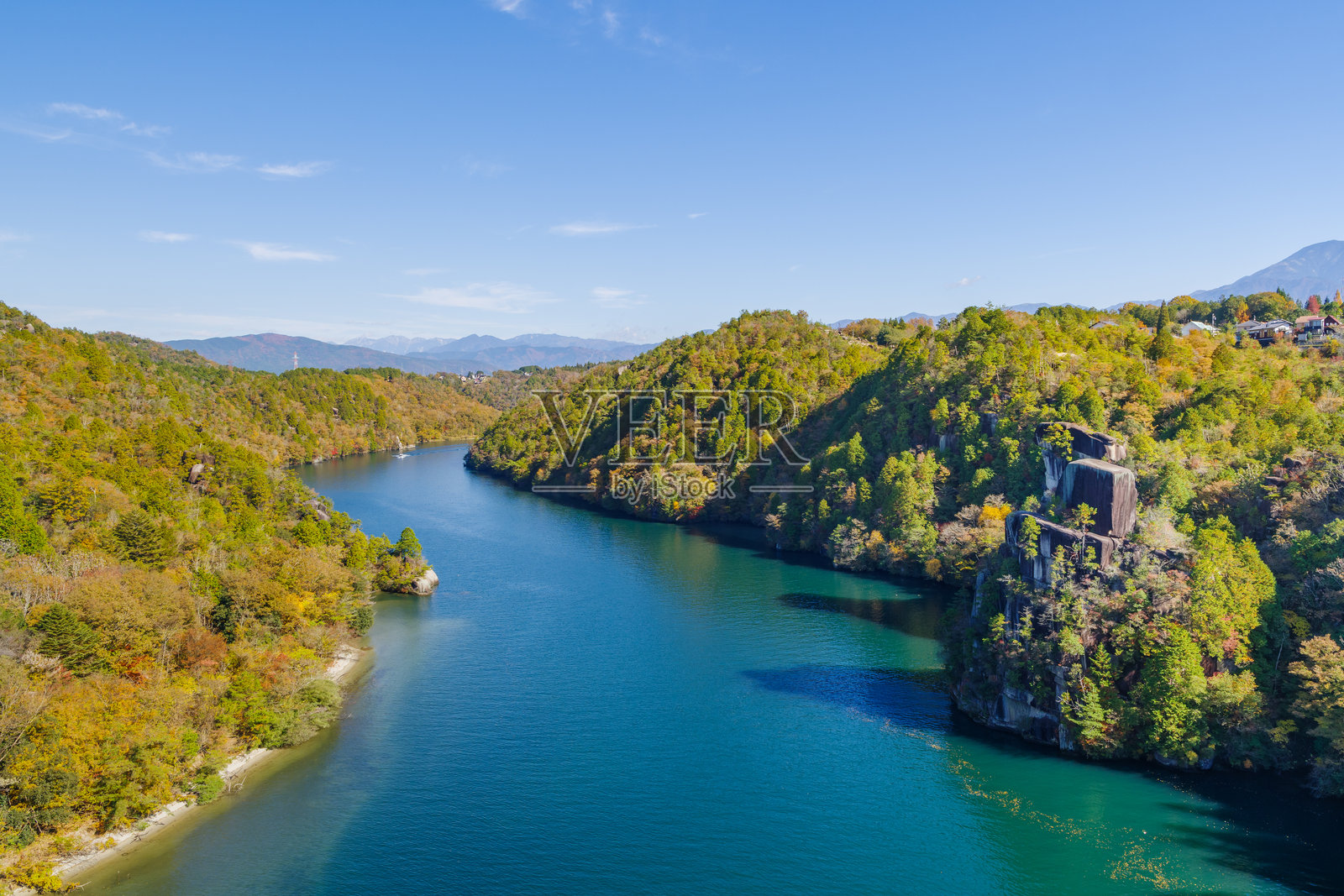从惠那峡大桥（岐阜县惠那市）看到的惠那峡（Ena-kyō），秋叶已开始变色照片摄影图片