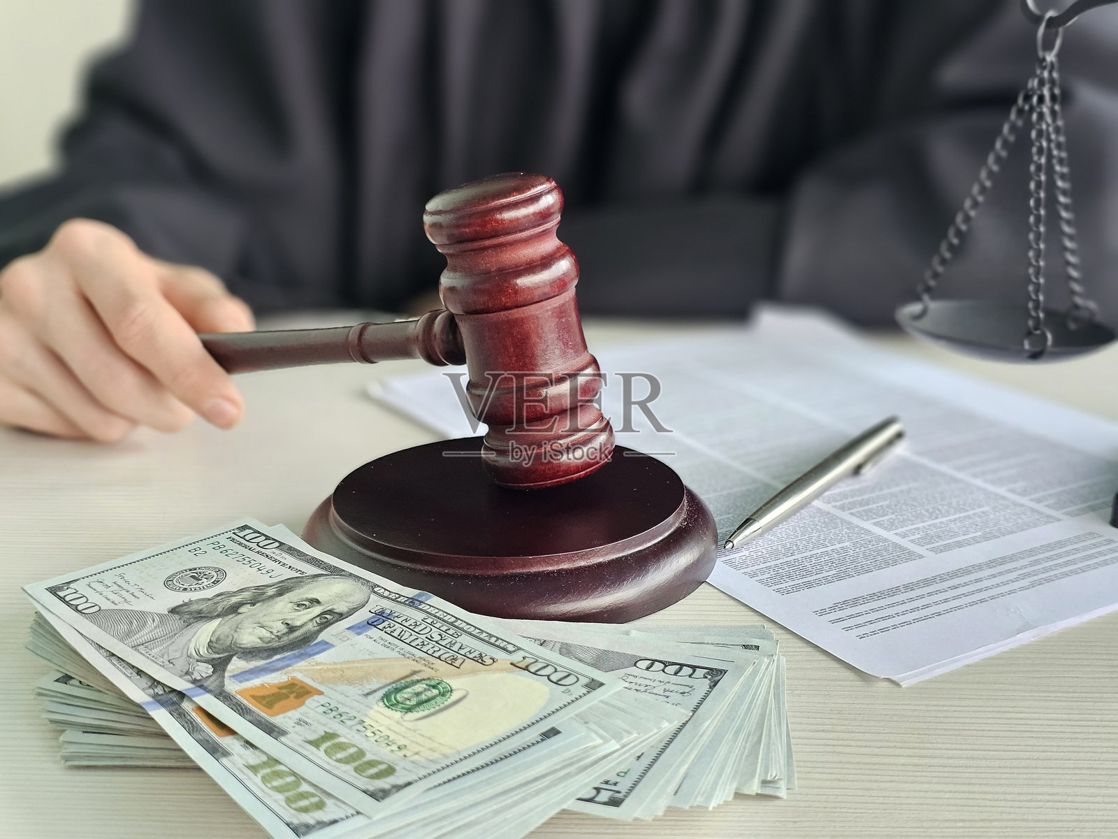 法庭场景，包含象征正义和法律程序的法槌、金钱和法律文件。照片摄影图片