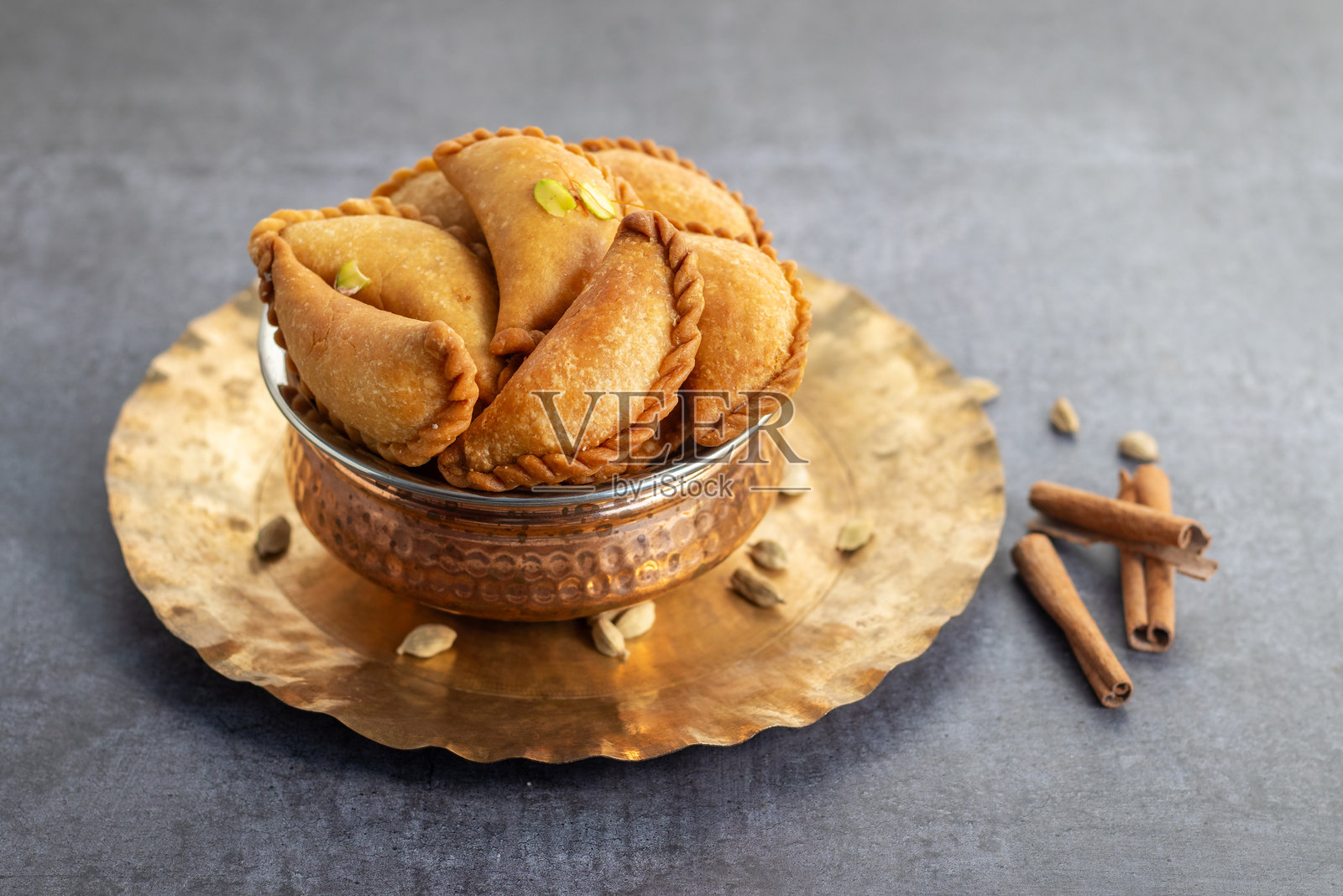 Gujia是一种酥脆的新月形印度甜点，内馅为 खोया（炼乳凝乳）、椰子和干果，通常在洒红节期间享用。照片摄影图片