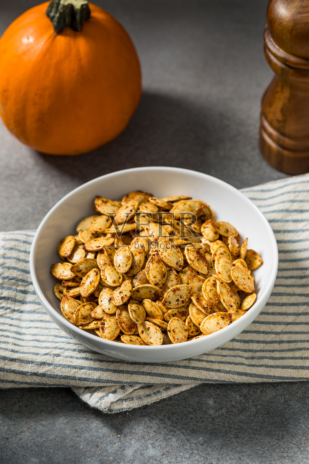 烤自制香辣南瓜籽照片摄影图片