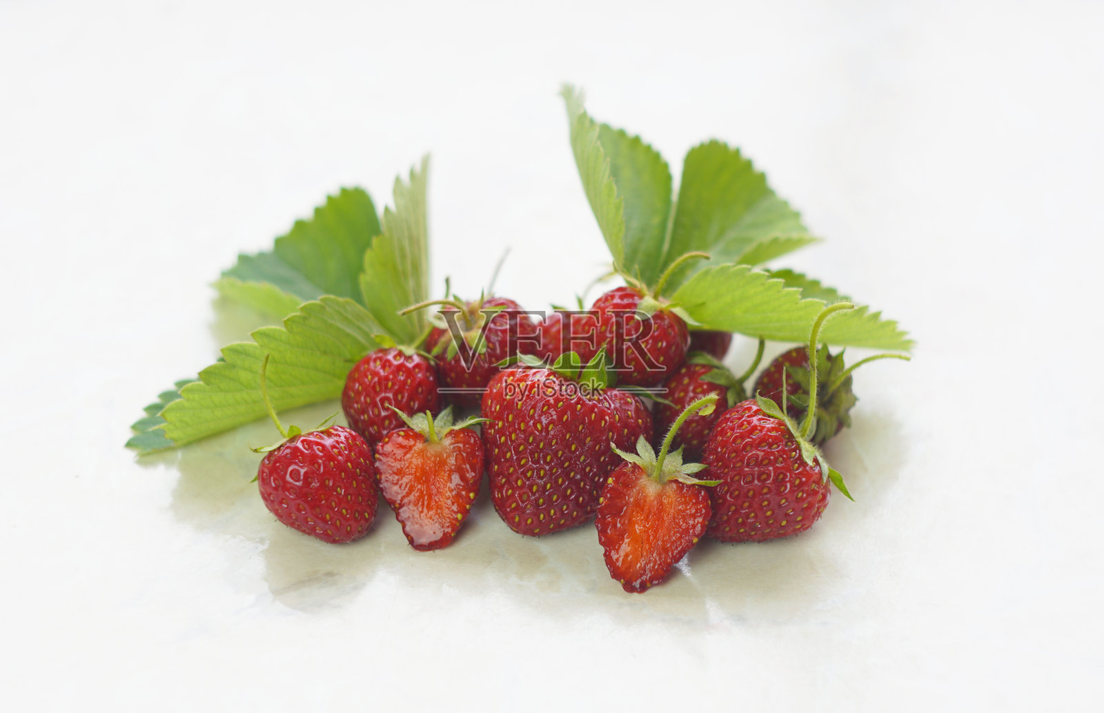 白色大理石台面立在基座上照片摄影图片