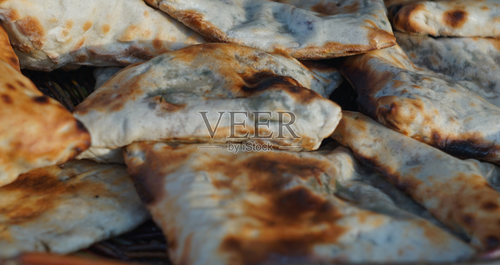 烤箱里烤着新鲜出炉的面包。照片摄影图片