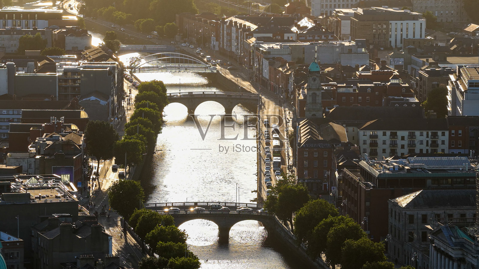 日落时分都柏林城市航拍，俯瞰利菲河、桥梁和四法院圆顶，爱尔兰首都的城市天际线，融合了历史与现代建筑，适合社论和旅游用途的旅行与城市风光概念照片摄影图片