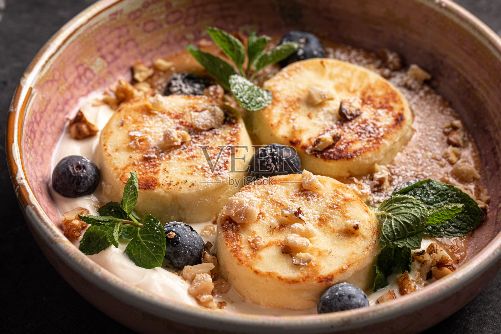 蓝莓、坚果和薄荷的西尔尼基煎饼照片摄影图片