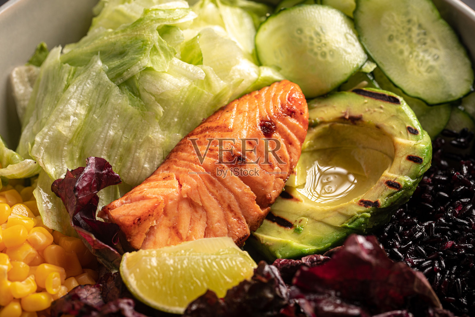 健康的鲑鱼蔬菜Poke碗照片摄影图片