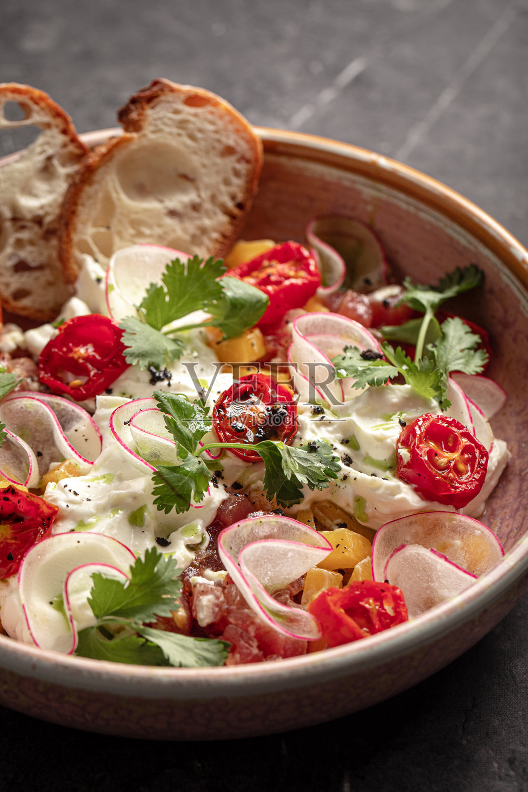 色彩鲜艳的蔬菜沙拉，配有萝卜和番茄照片摄影图片