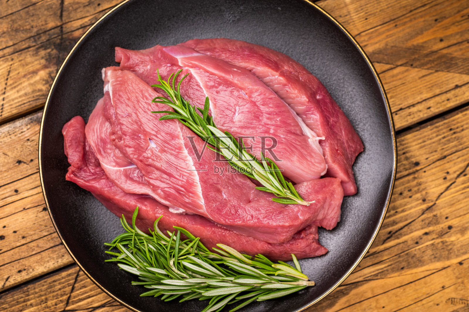 用于炒菜的生鸭胸肉片，木质背景，俯视图照片摄影图片