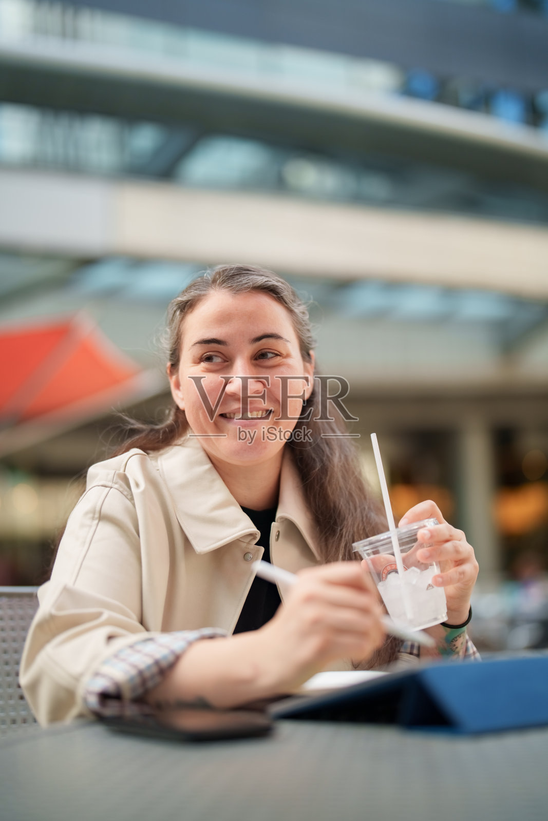 女子在户外咖啡馆使用平板电脑工作照片摄影图片