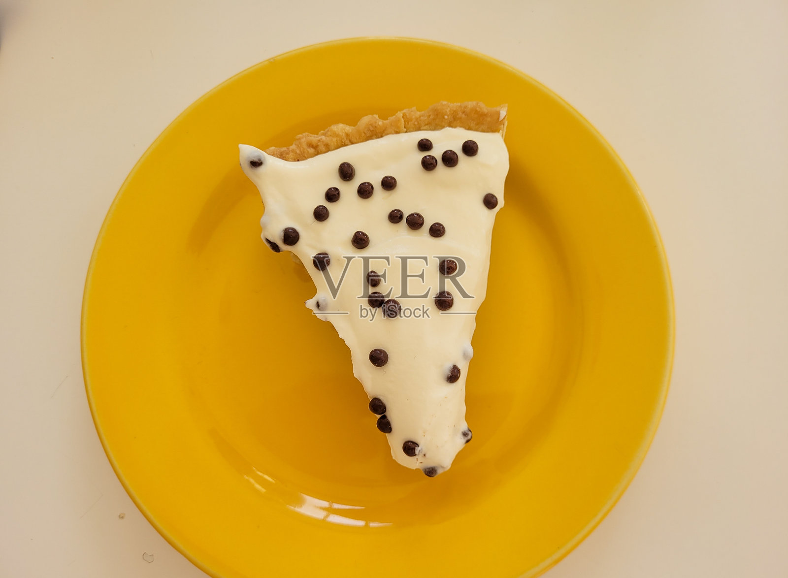 黄盘上的巧克力奶油派切片照片摄影图片