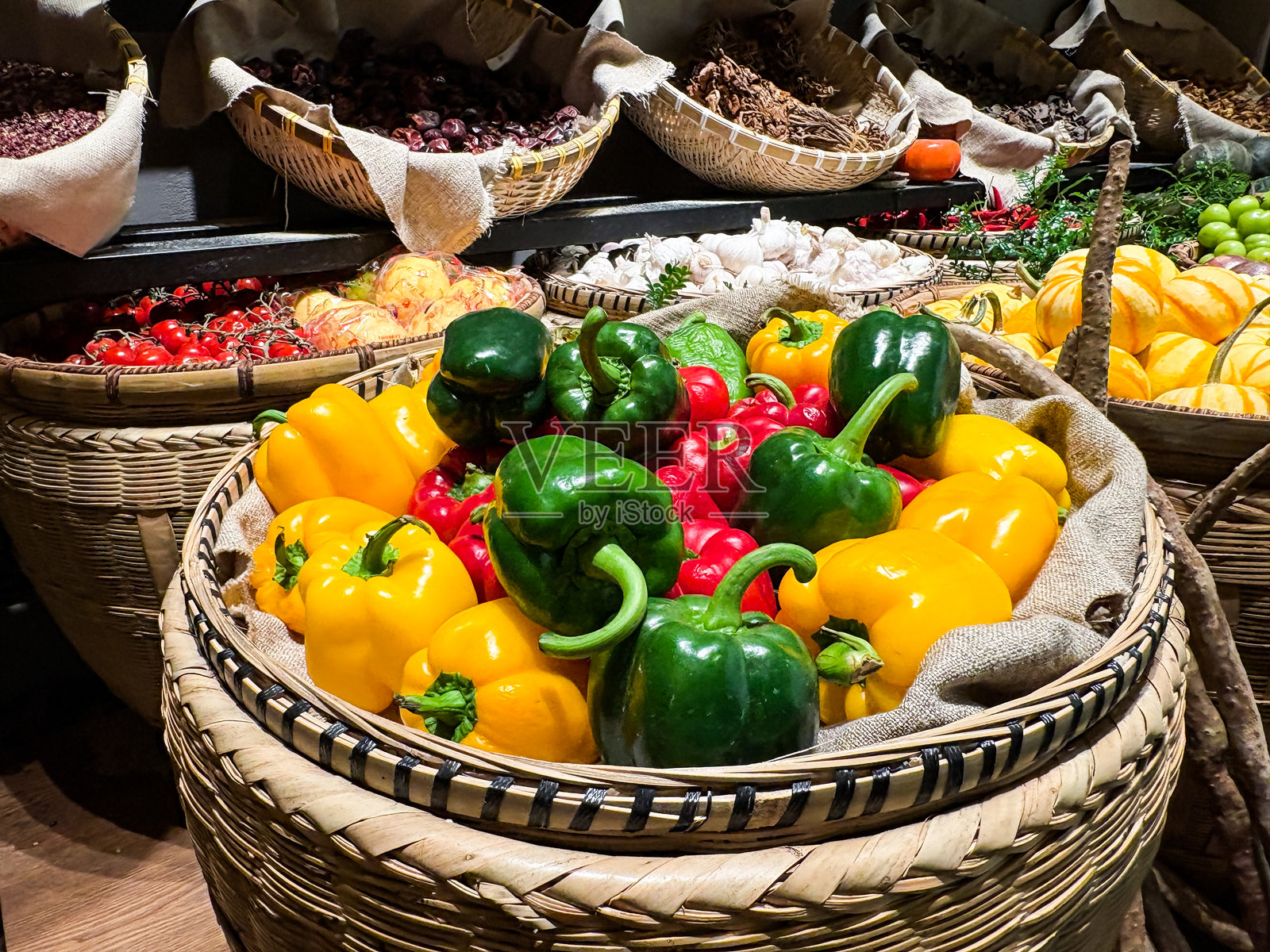 一篮子水果和蔬菜照片摄影图片