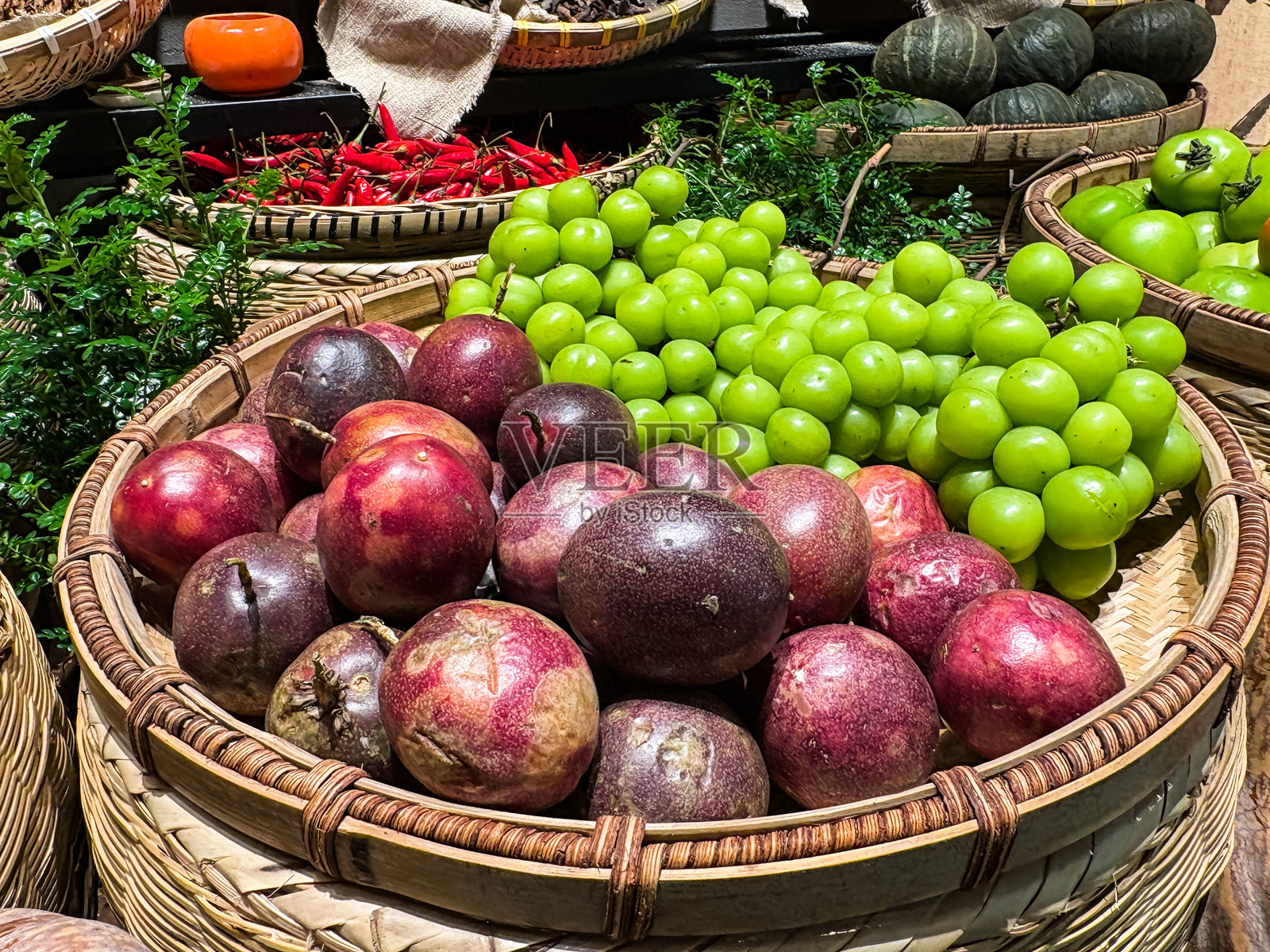 一篮子水果和蔬菜照片摄影图片