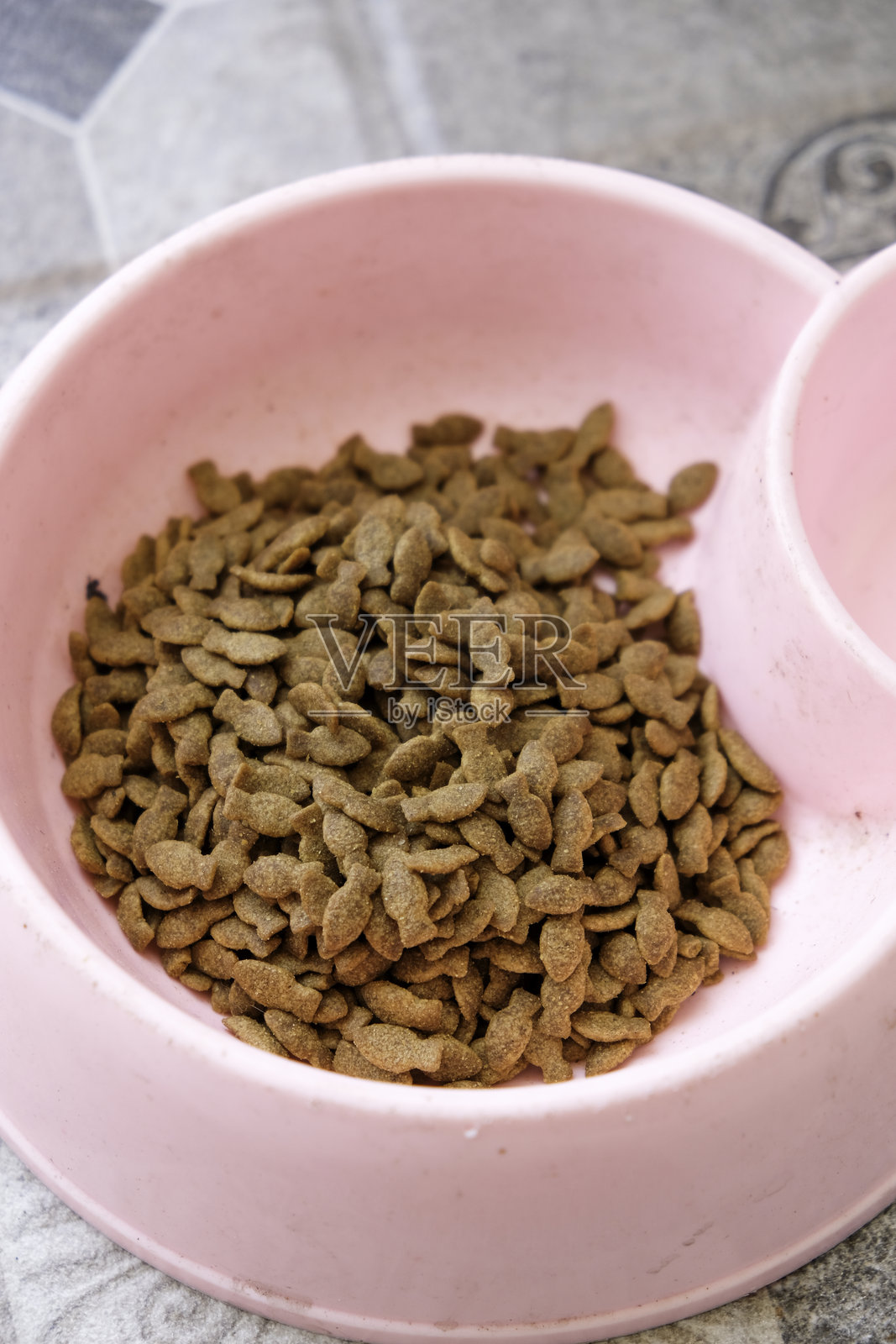 粉色碗里的猫干粮照片摄影图片